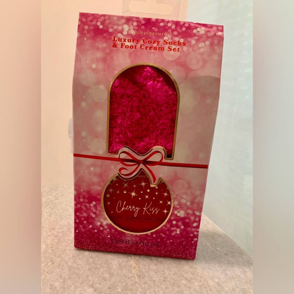 Cozy Socks & Foot Cream Set - Vibrant Pink
